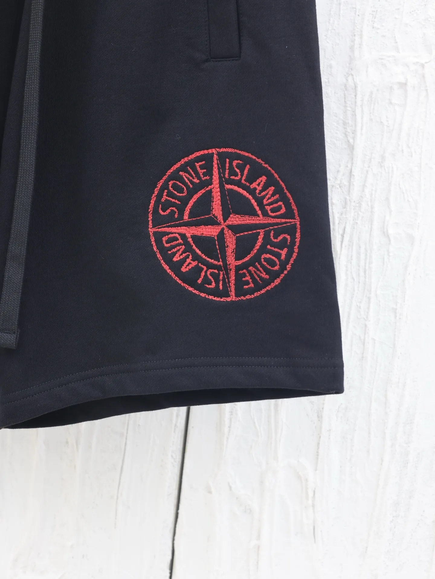 🅿️400 STONE ISLAN*/Stone Island Badge embroidered shorts Customized to the purest and most luxurious terry cloth Using imported machine embroidery technology Using advanced computer control systems and precision mechanical components to realize the red Compass badge embroidery operation Special machine reverse topstitch fine sewing technology Use special machine for topstitch sewing Requires careful preparation of the reverse side of clothing before sewing to ensure straight sewing lines and even stitches The edges are smooth and beautiful, the overall wiring is straight and delicate, the fabric is comfortable and soft, and the color is consistent without color difference. It can be matched with the same style to create a fashionable look and control various occasions. Customized accessories, complete with three standards, same style for men and women!  Size：S/M/L/XL